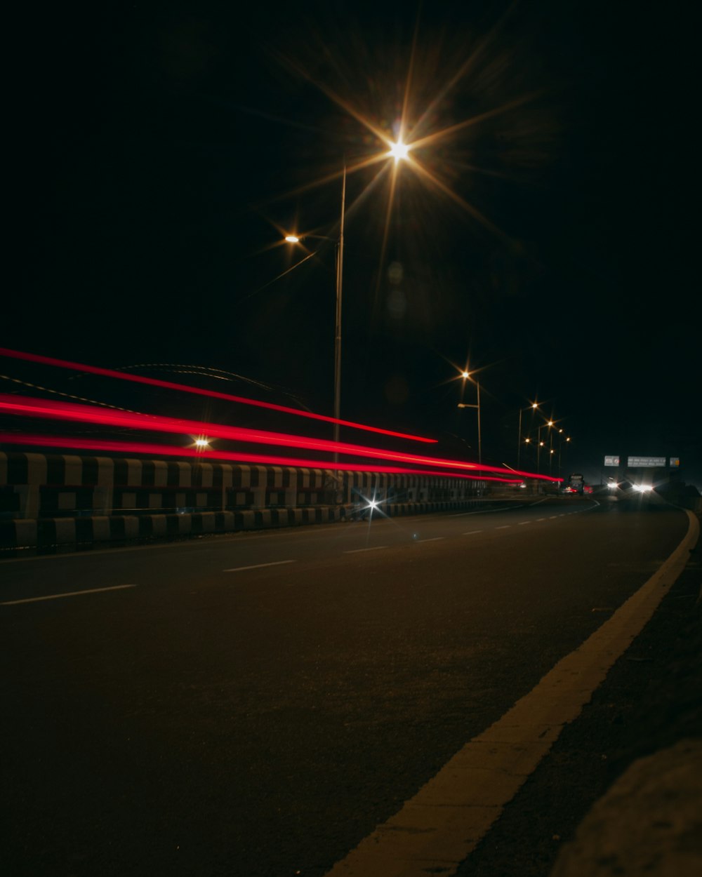 Eine Straße bei Nacht mit einer langen Belichtungszeit