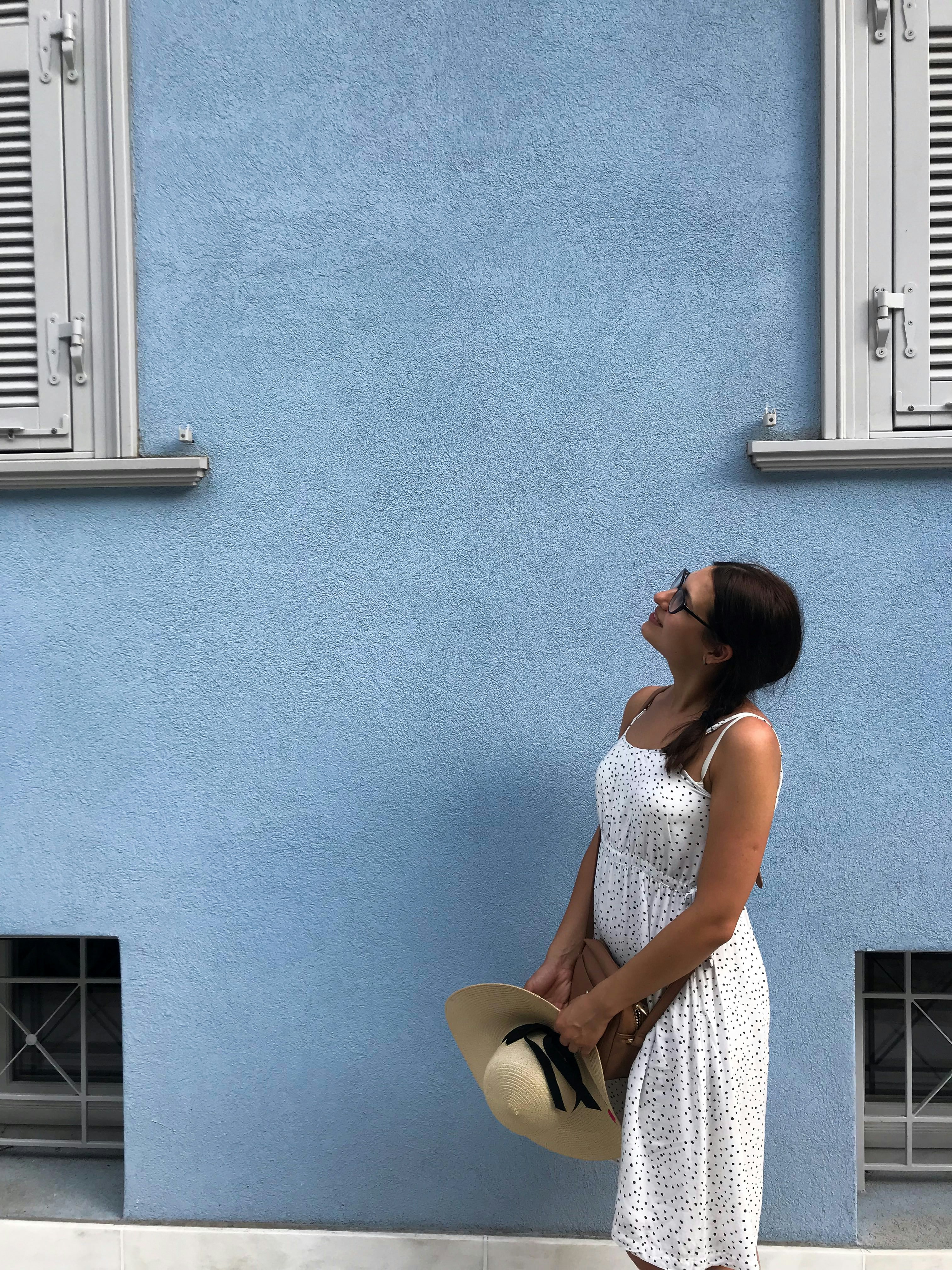 Femme debout à côté du bâtiment pendant la journée