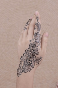 black menhdi tattoo