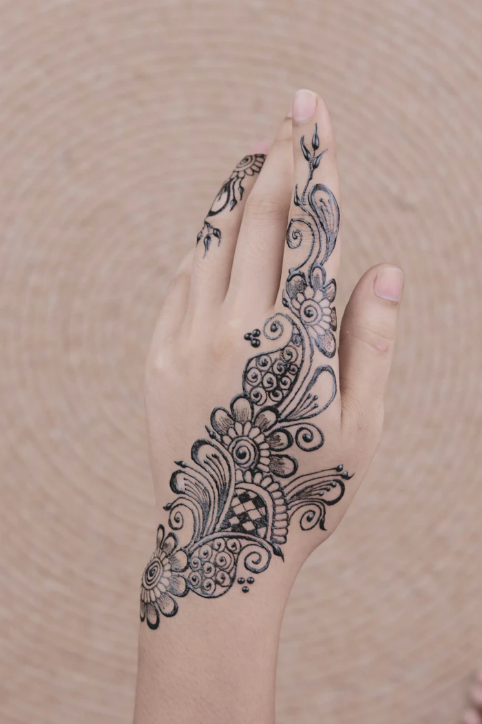 Henne fin sur la main