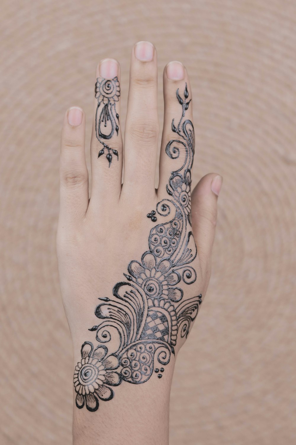 schwarzes Mendhi Tattoo