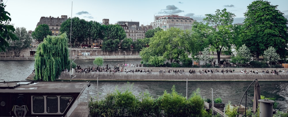 Eine große Gruppe von Menschen, die mit dem Fahrrad einen Fluss hinunterfahren