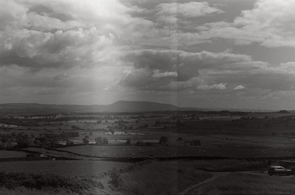 Una foto en blanco y negro de un cielo nublado