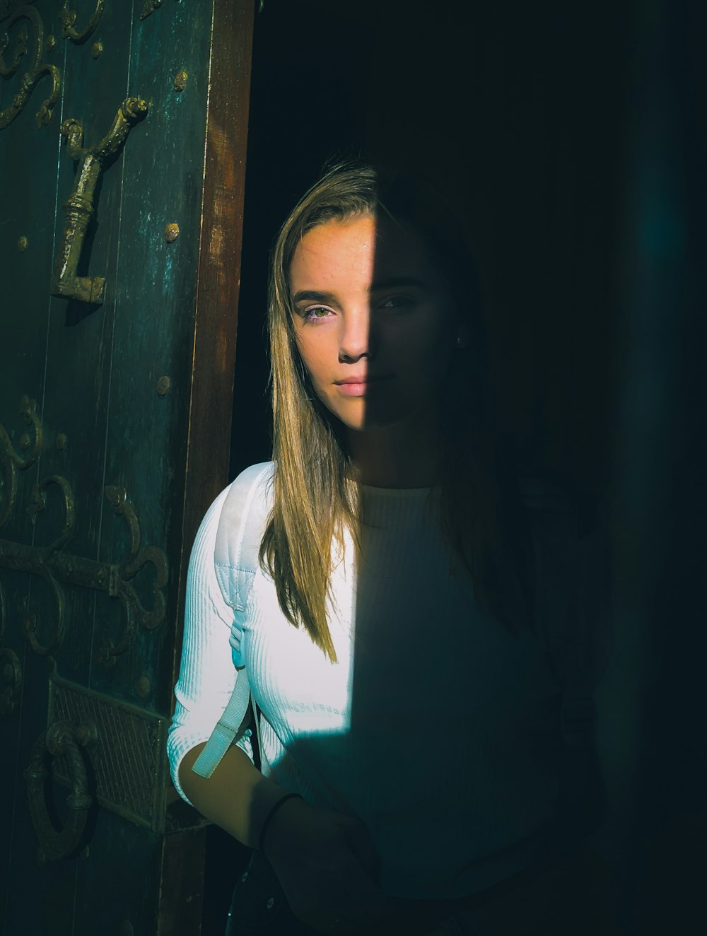 Retrato de mujer con camisa blanca