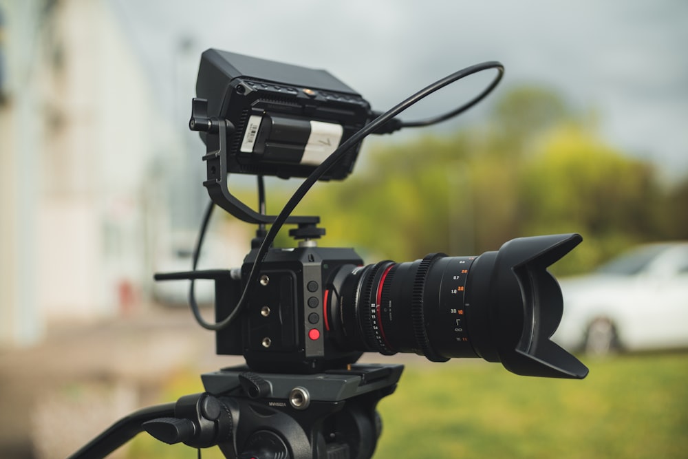 black DSLR camera on stand in selective focus photography