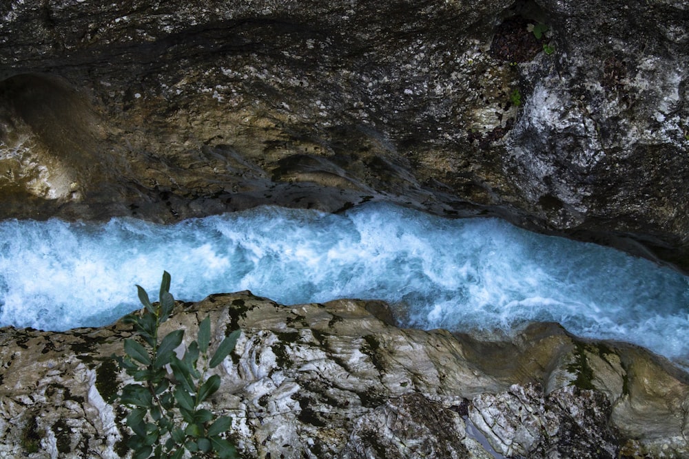 Vue aérienne de la rivière entre la falaise rocheuse