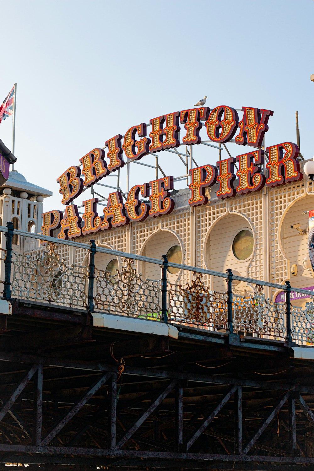 braune Fassade des Brigton Palace Pier