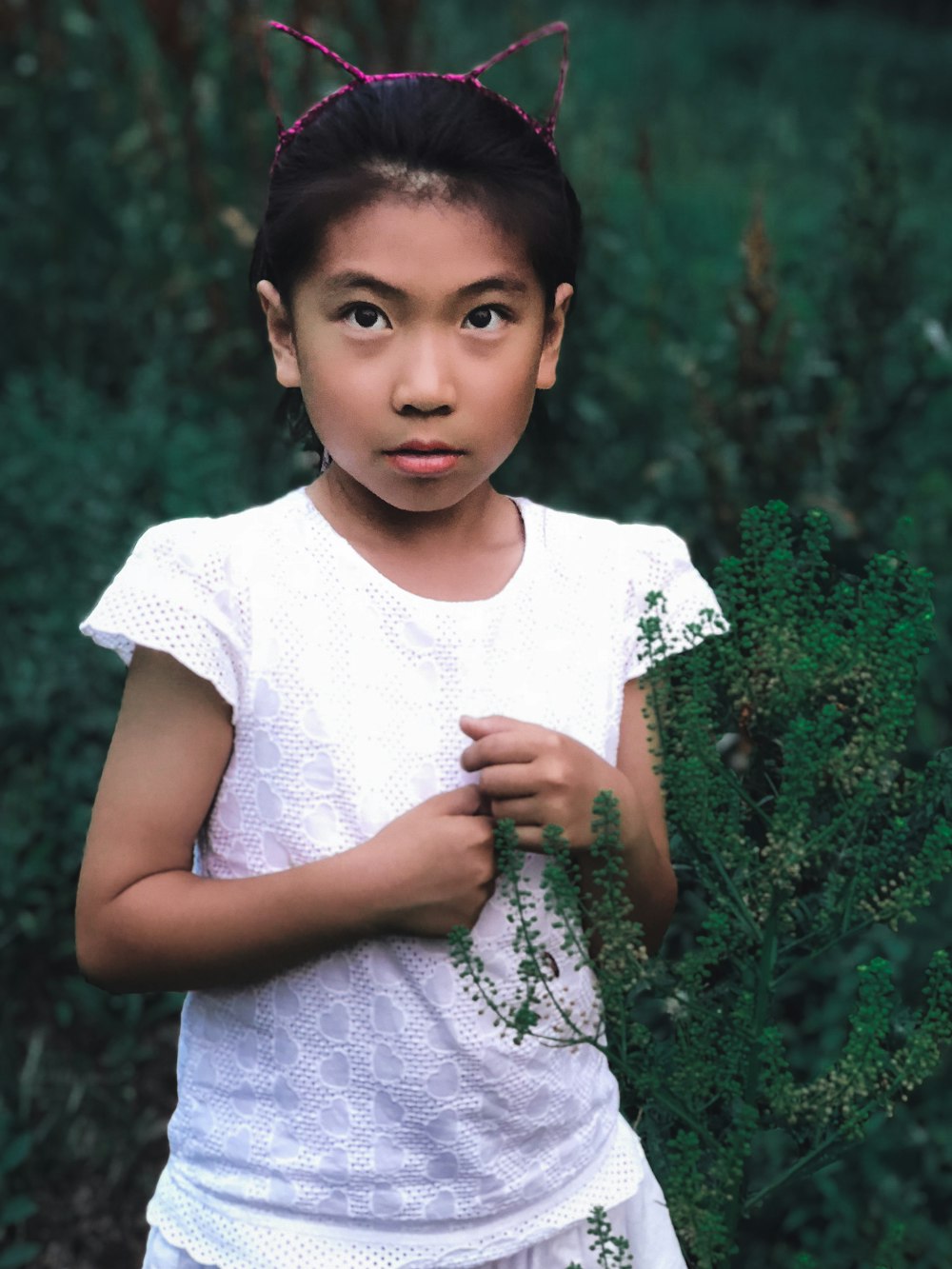 girl wears white floral crew-neck shirt close-up photography