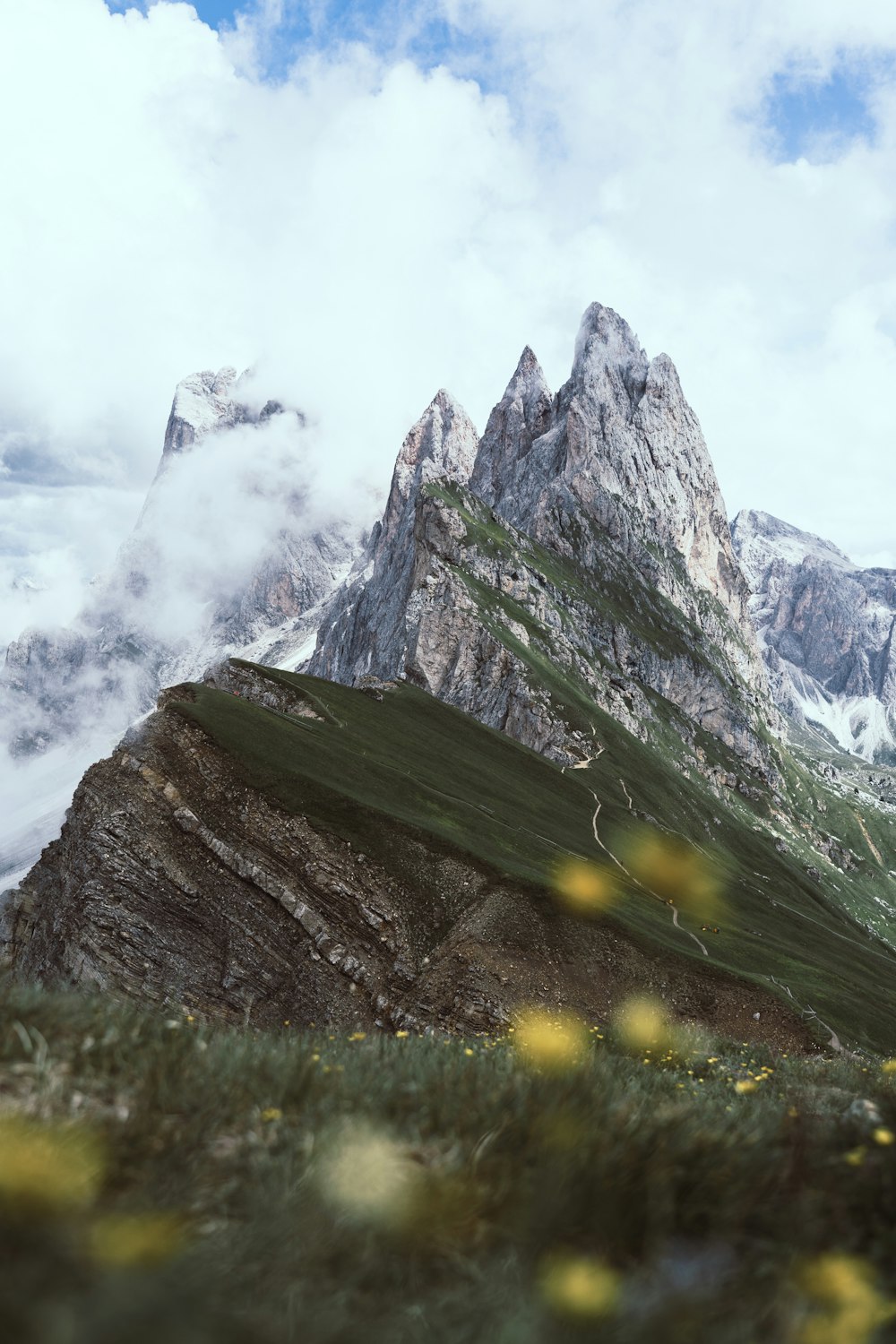 Una vista de una cadena montañosa con nubes en el fondo