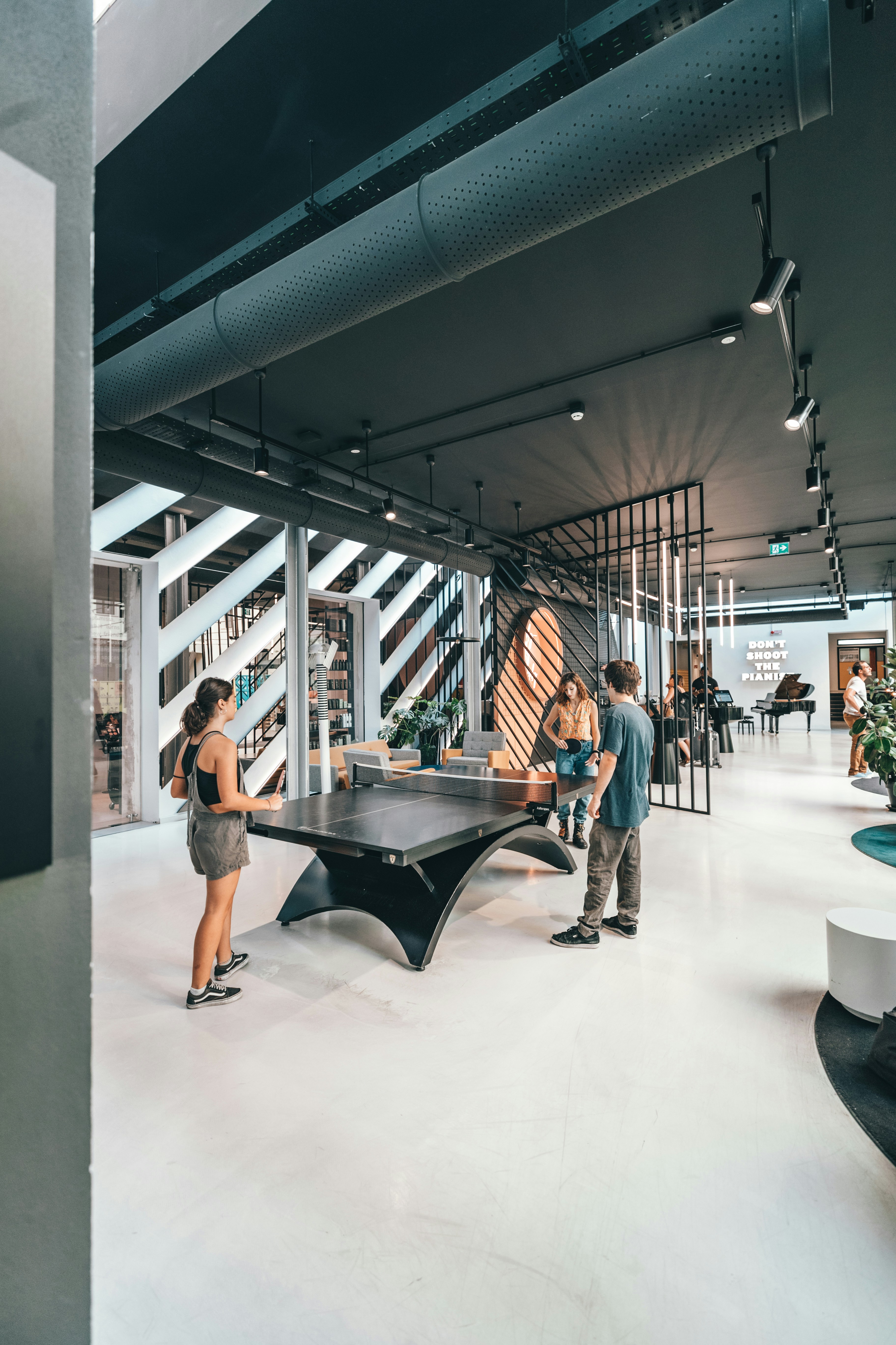 테이블 근처 사람들