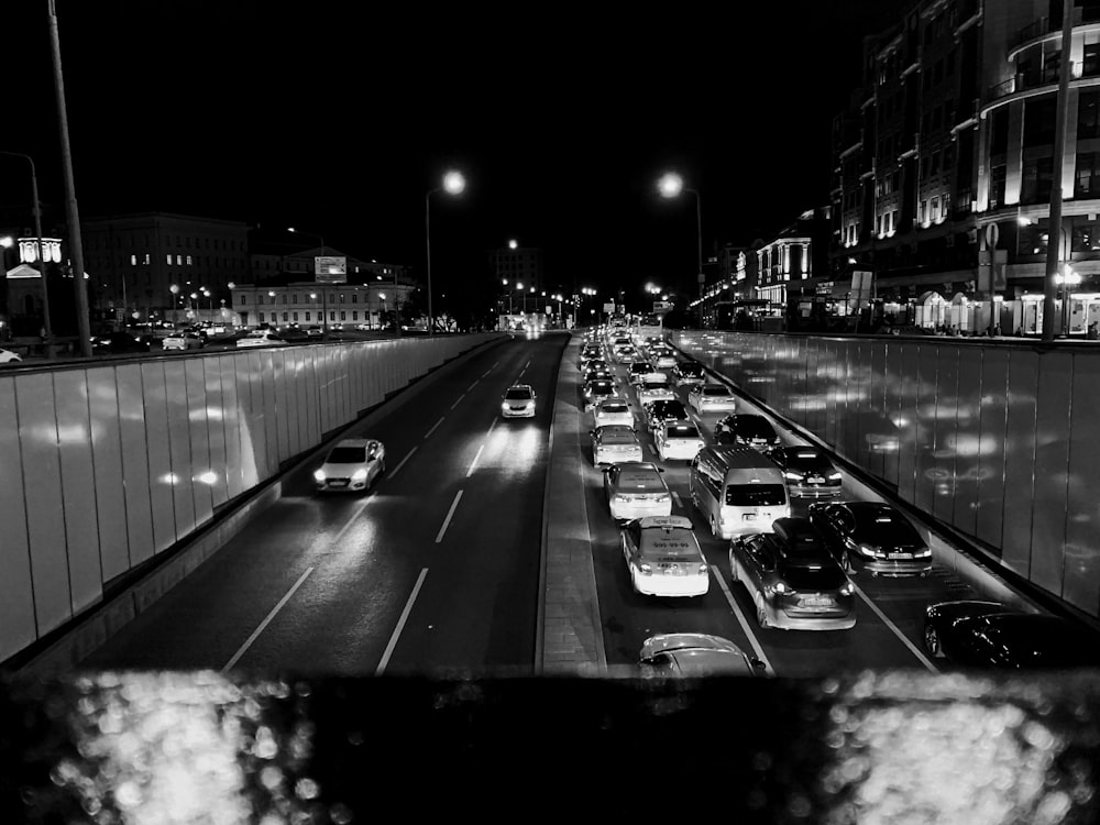야간에는 도로에 있는 차량