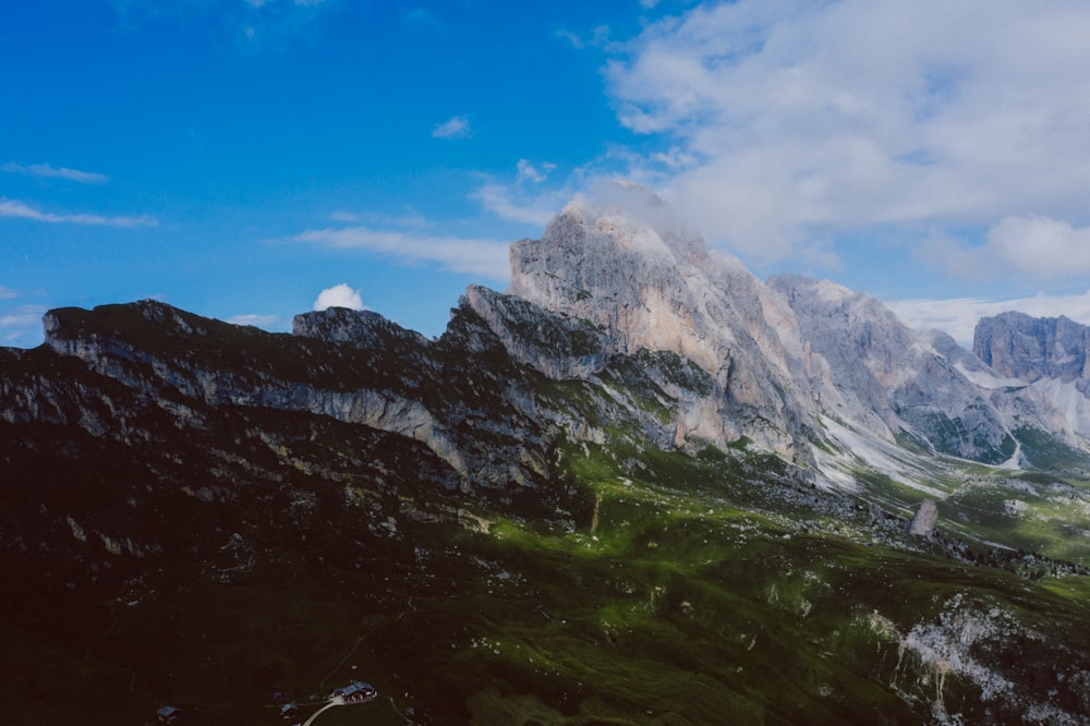 erba e montagne rocciose durante il giorno