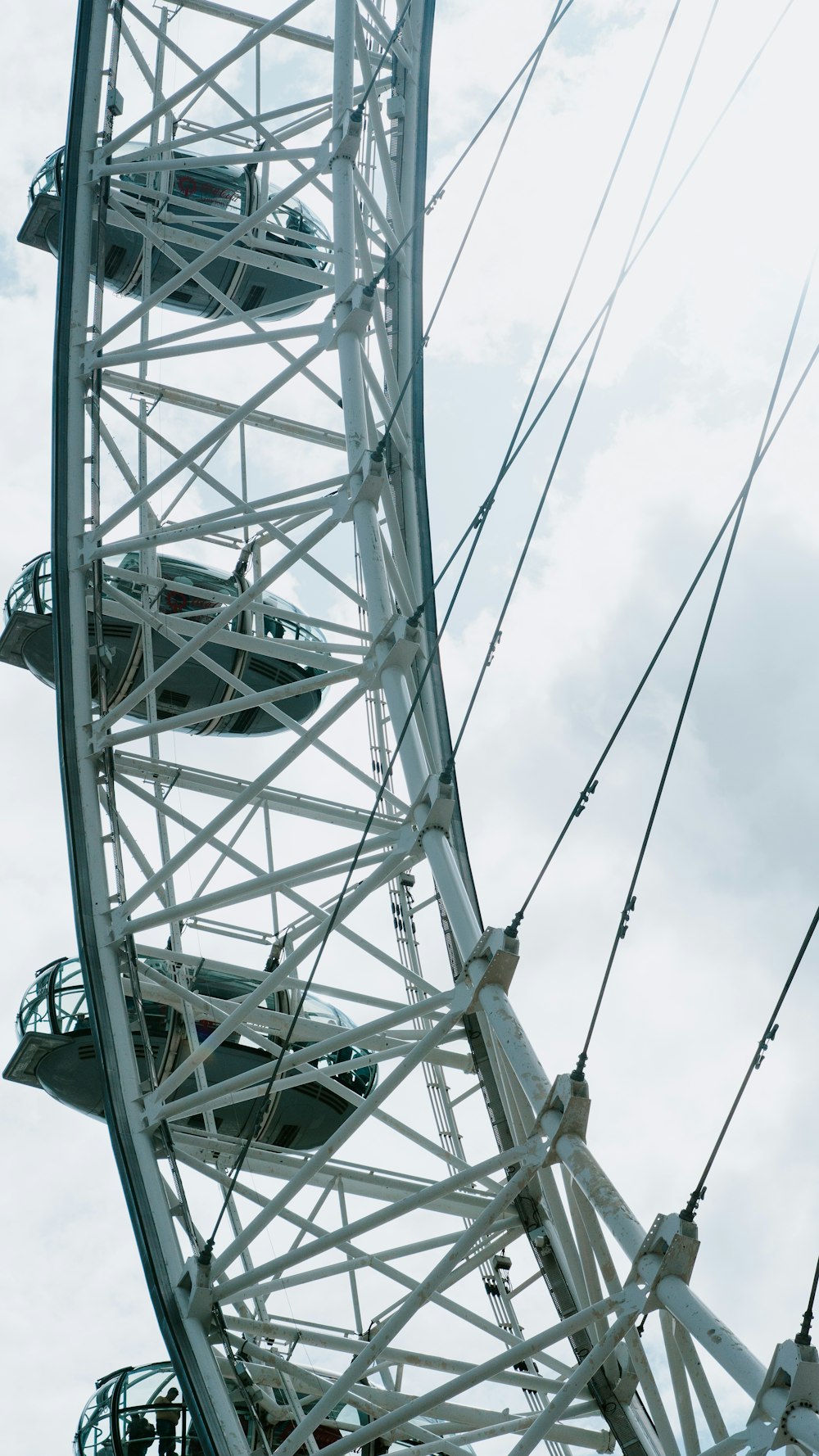 white and black ferris wheel close-up photography