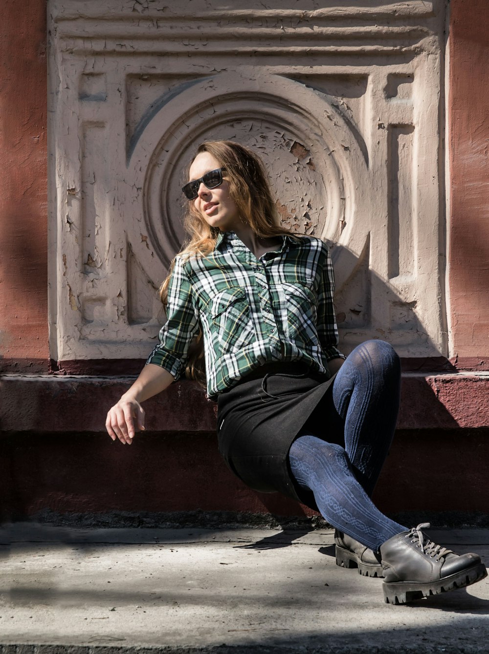 woman siting on focus photography