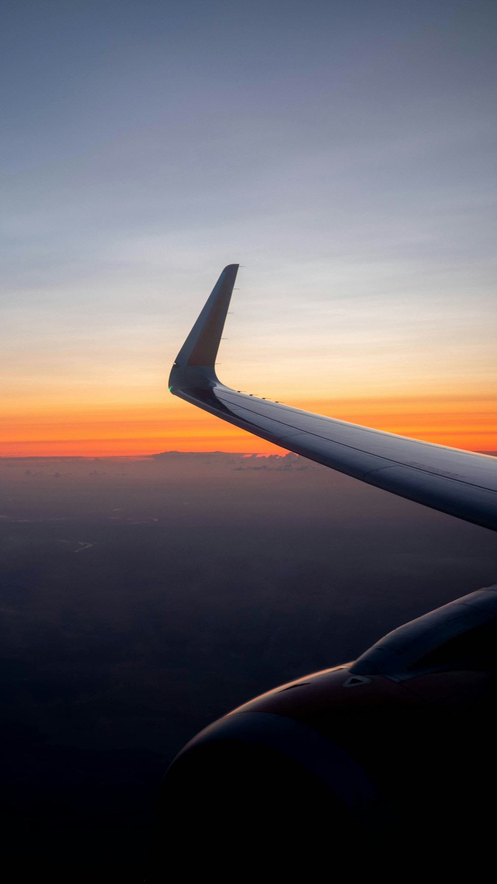 a asa de um avião quando o sol se põe