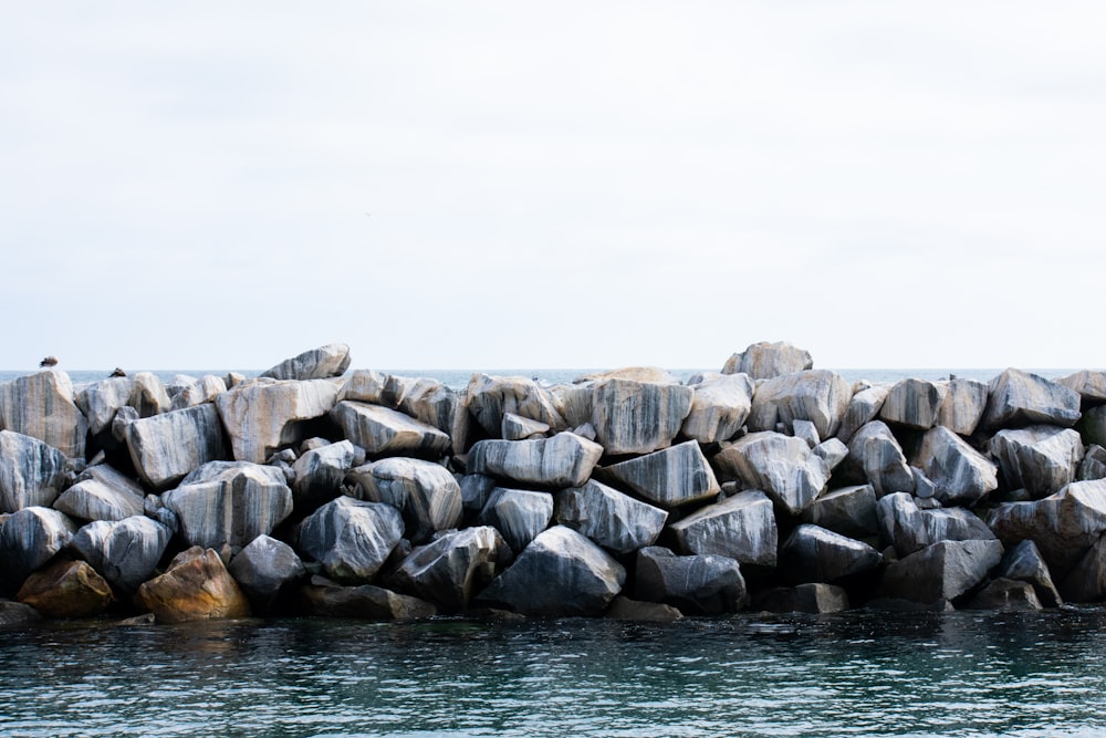 formazioni rocciose vicino a uno specchio d'acqua