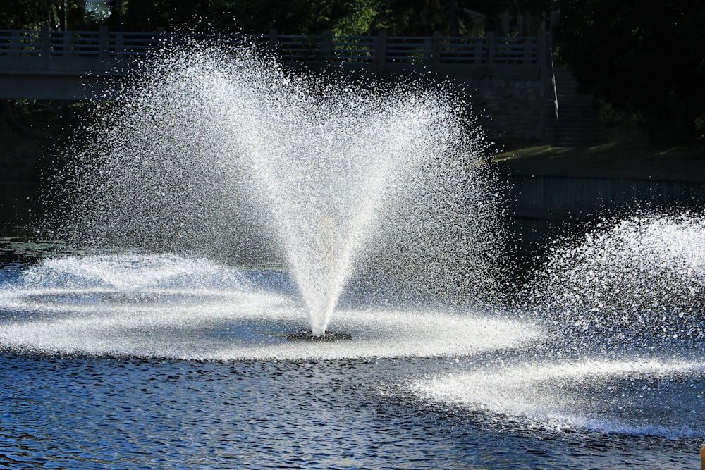 una fuente arrojando agua a un lago