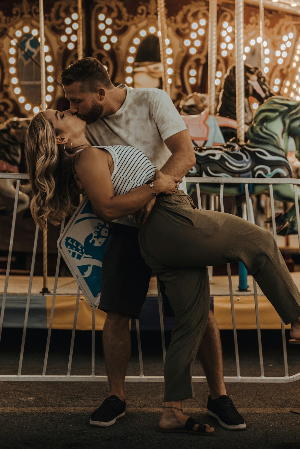 couple kissinng near carousel