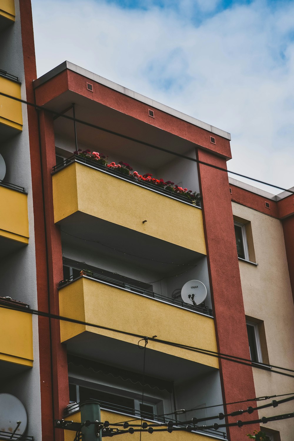 edifício pintado de amarelo e vermelho