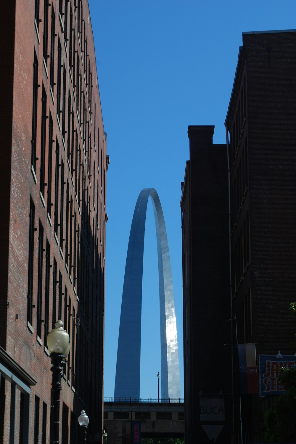 the arch of the st louis arch towering over the city