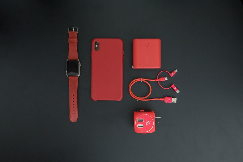 iPhone vermelho e smartwatch vermelho