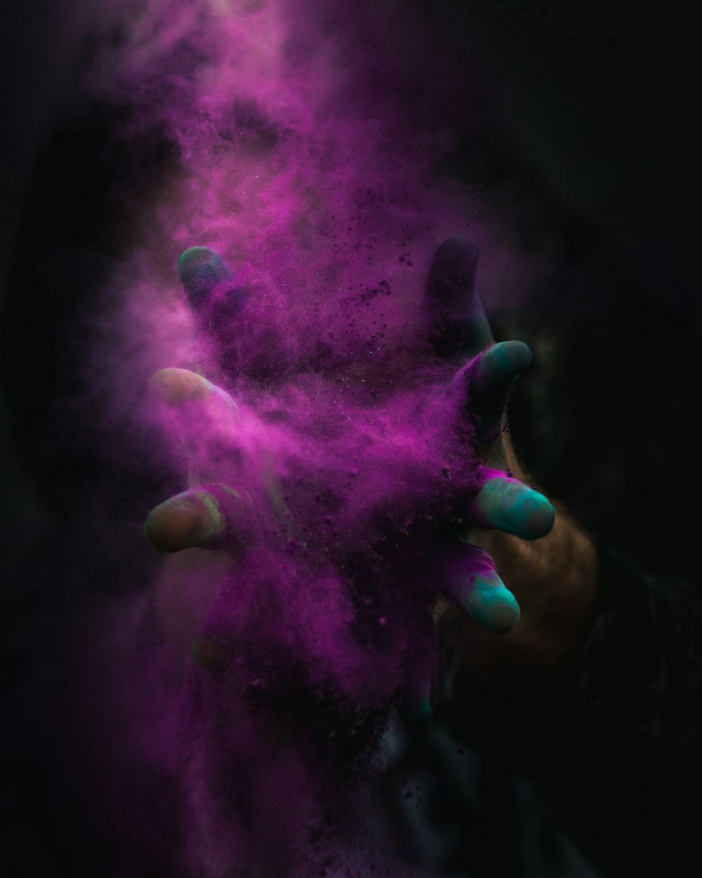 紫色の粉を撒く人物のタイムラプス撮影