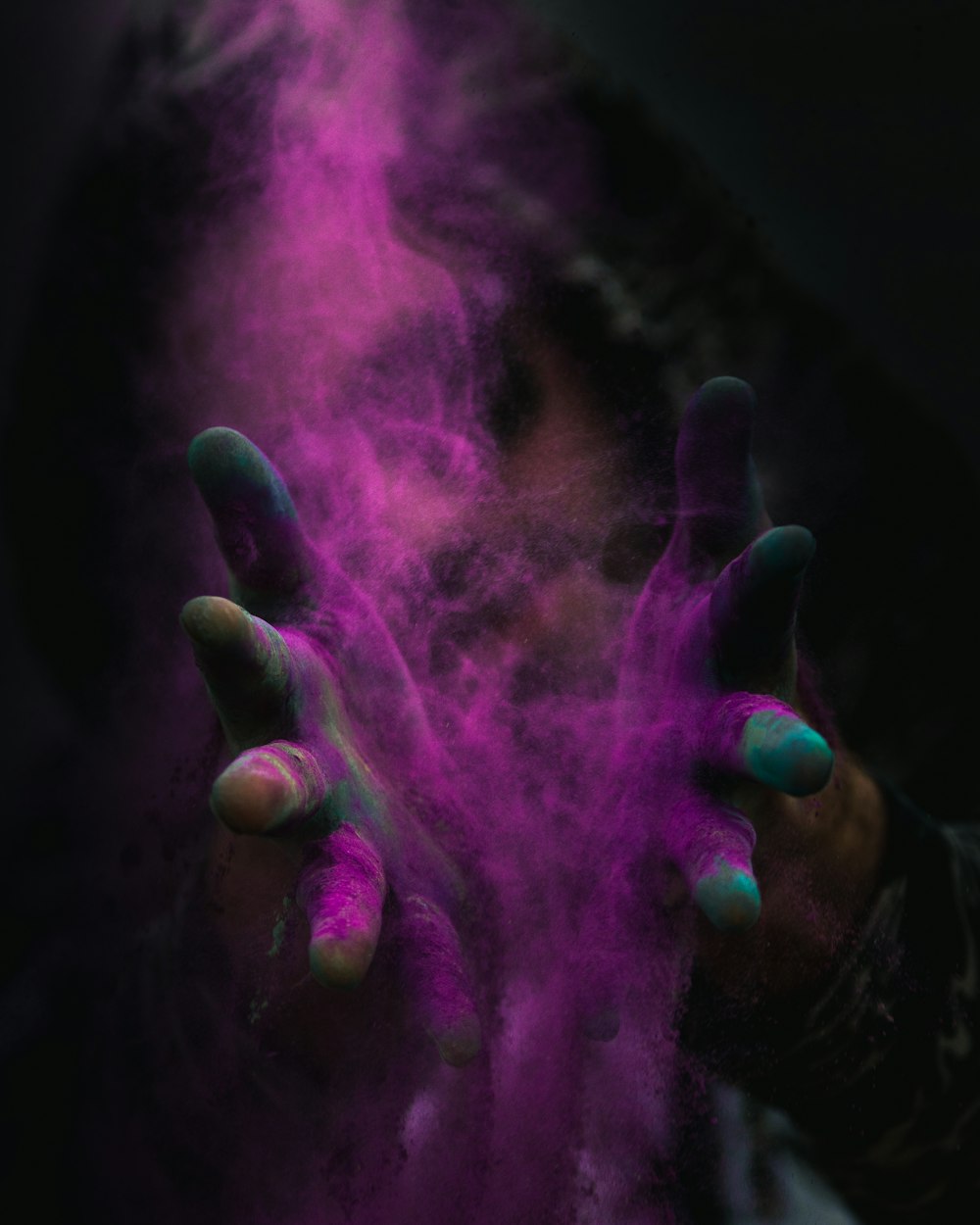 紫色の粉で覆われた手を持つ男