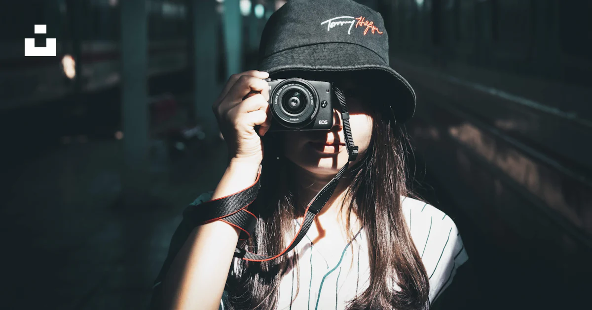 Woman wearing black bucket hat holding camera photo – Free Portrait ...