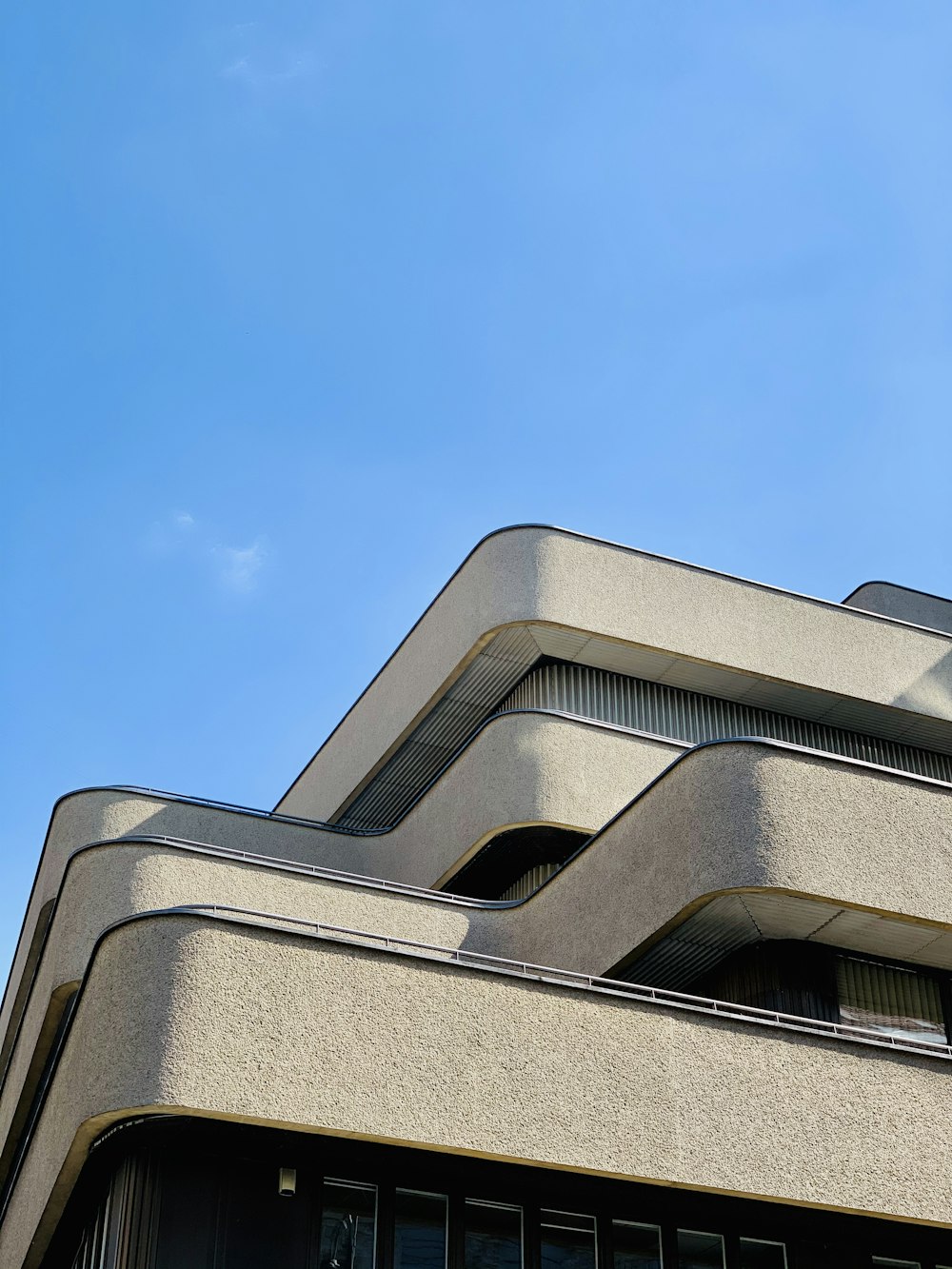 edificio in cemento marrone