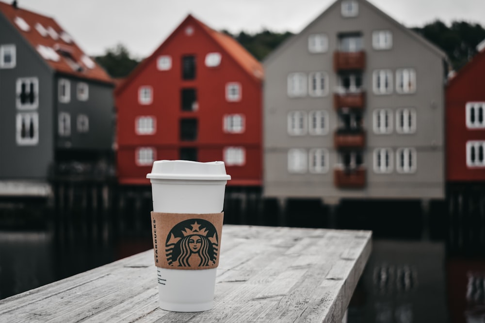 Bicchiere Starbucks su superficie in legno