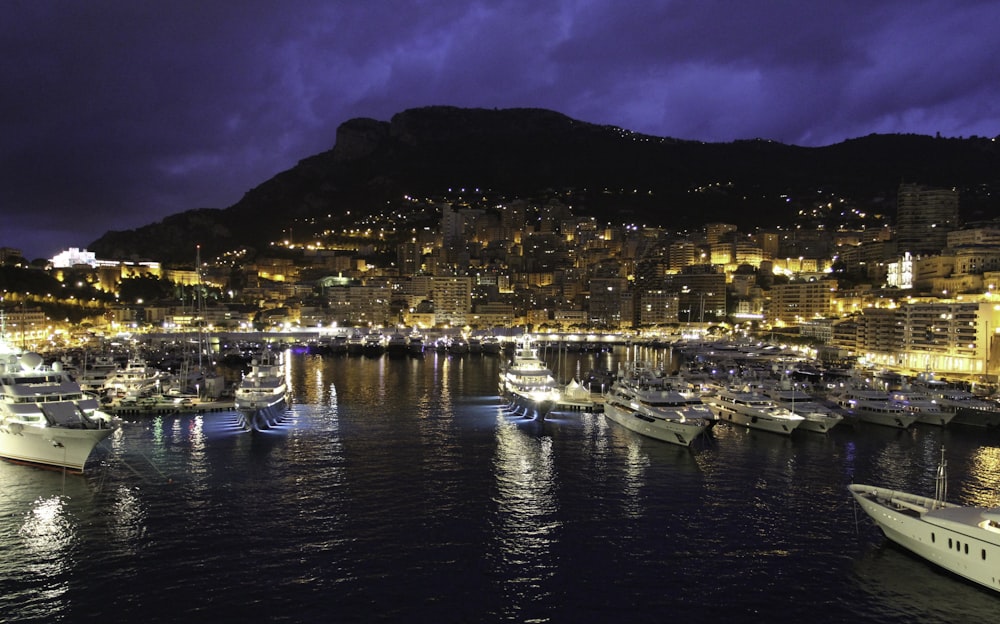 Photographie de ville pendant la nuit