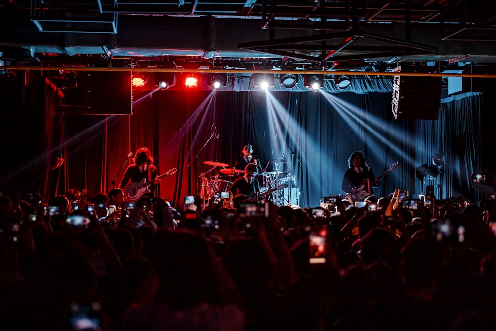 banda se apresentando no palco