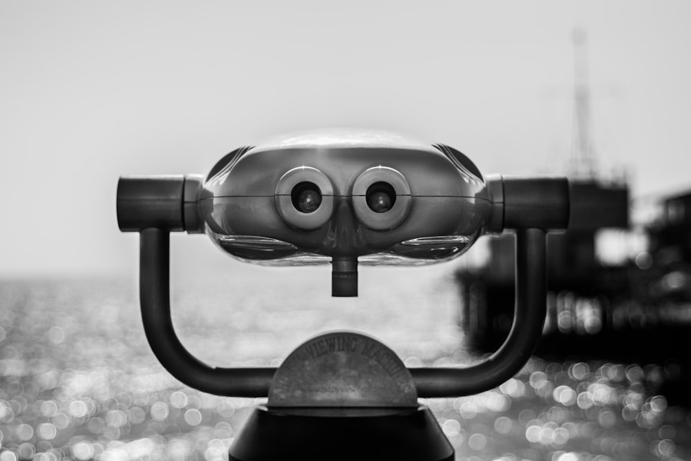 Une photo en noir et blanc d’un appareil photo sur un trépied