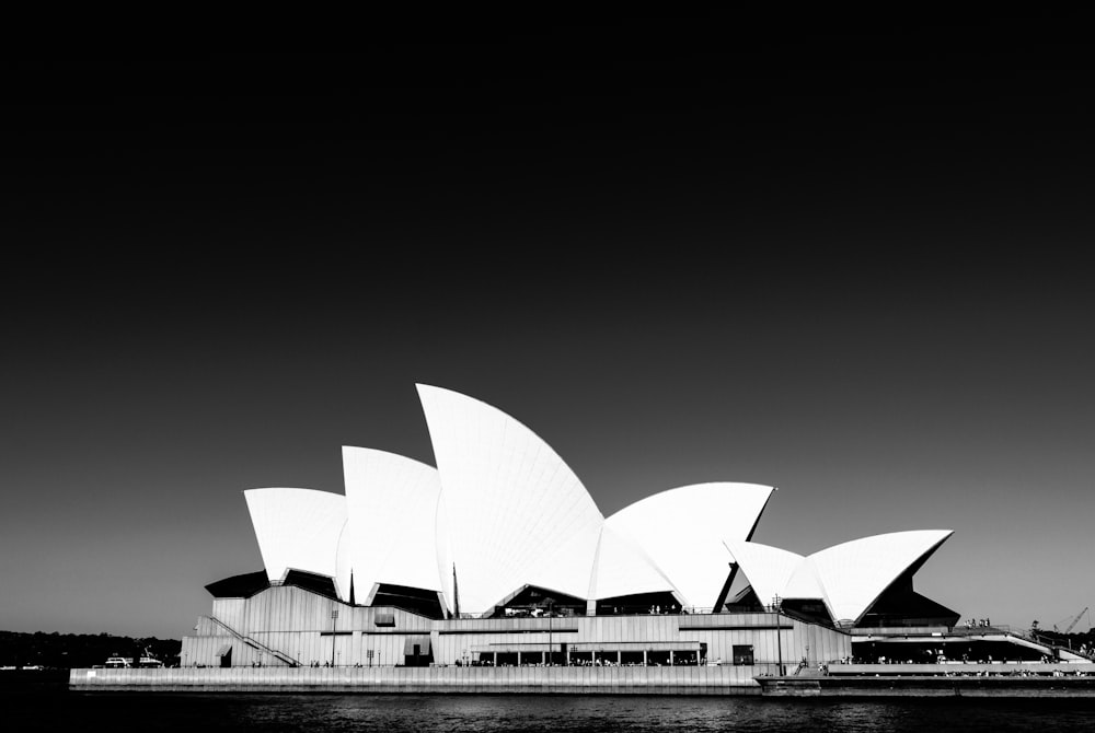オーストラリアのシドニーオペラハウスのグレースケール写真