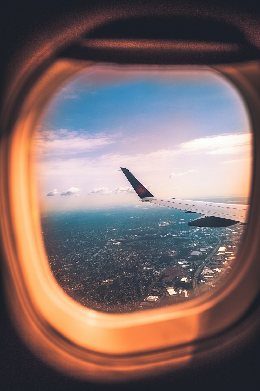 fenêtre d’avion pendant la photo de jour