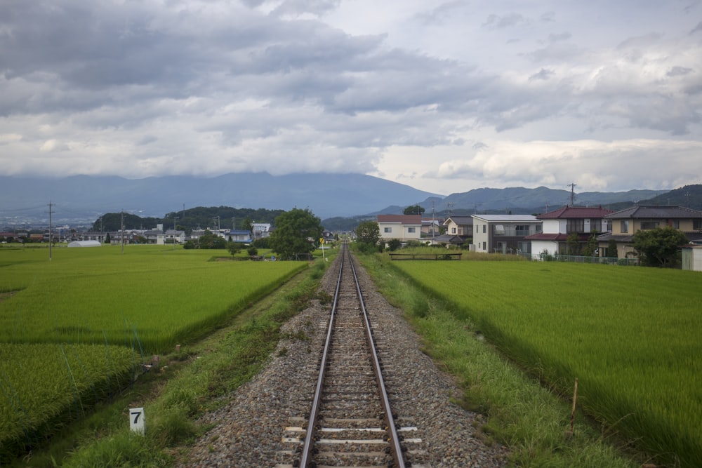 昼間の写真の灰色の電車のレール