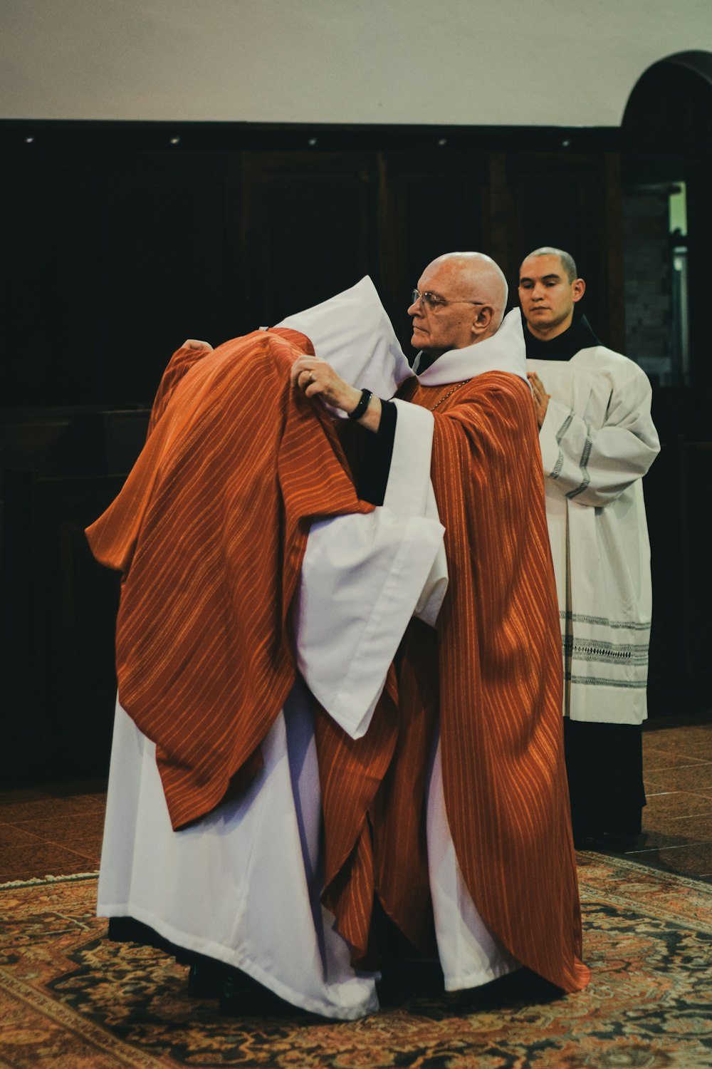 zwei Priester in braunen und weißen Gewändern