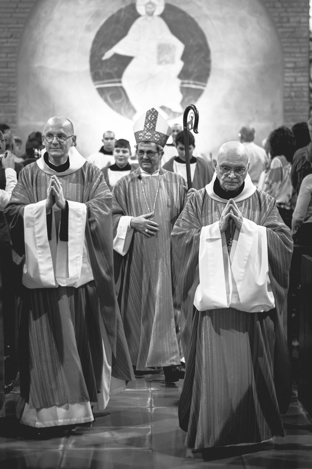 Graustufenfoto von Priestern