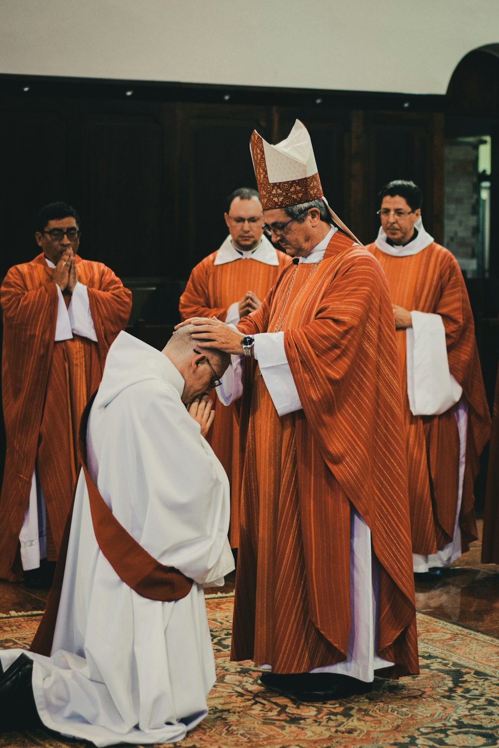 prêtre en robe brune et blanche