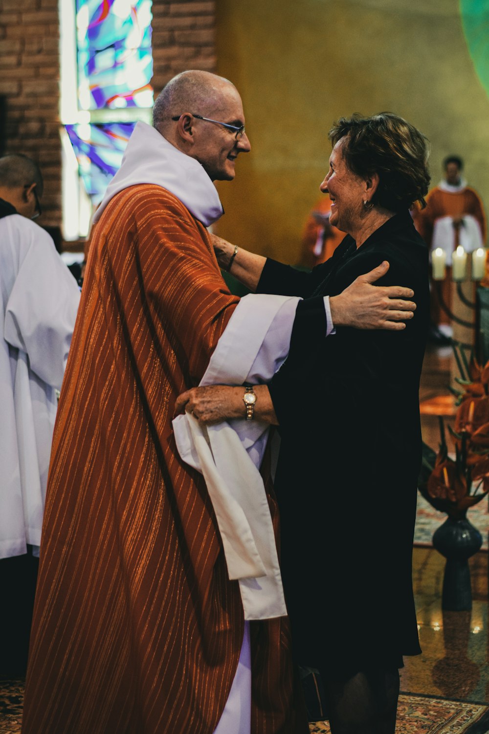 Priester steht neben Frau