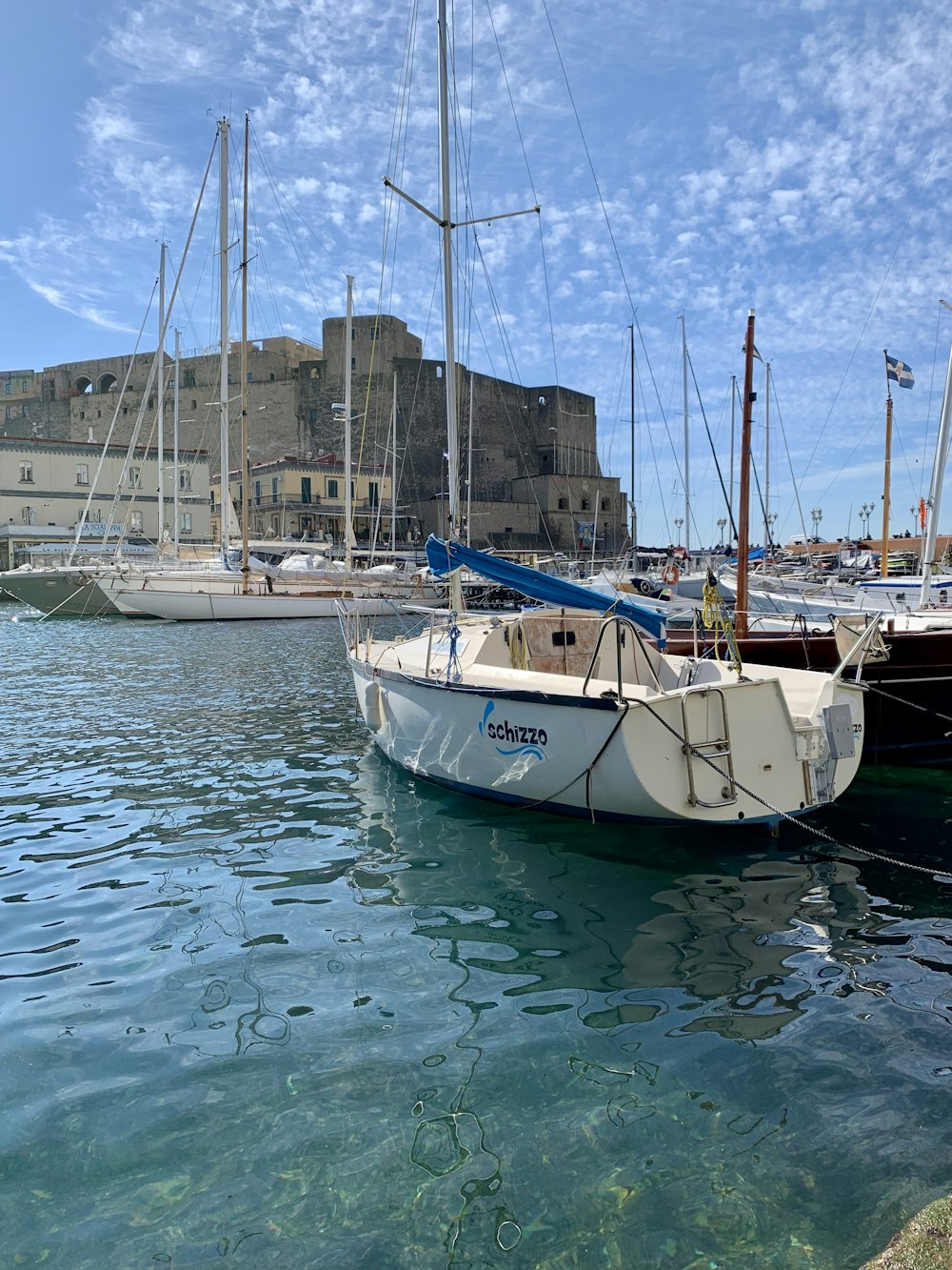 Bote blanco en el cuerpo de agua durante el día