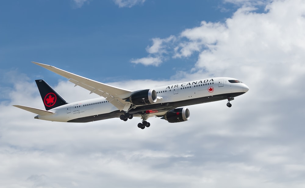 avion noir et blanc d’Air Canada