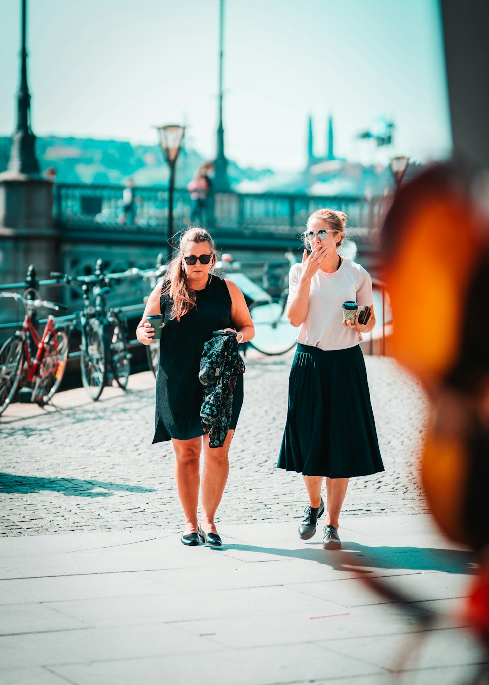 Photo de mise au point superficielle d’une femme en robe noire sans manches