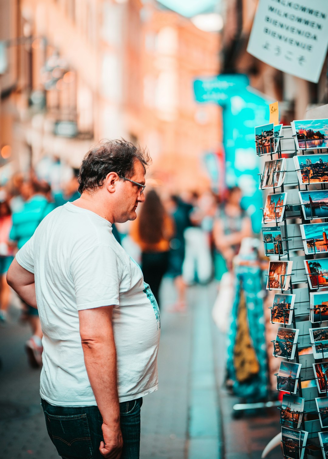 shallow focus photo of man in white T-shirt