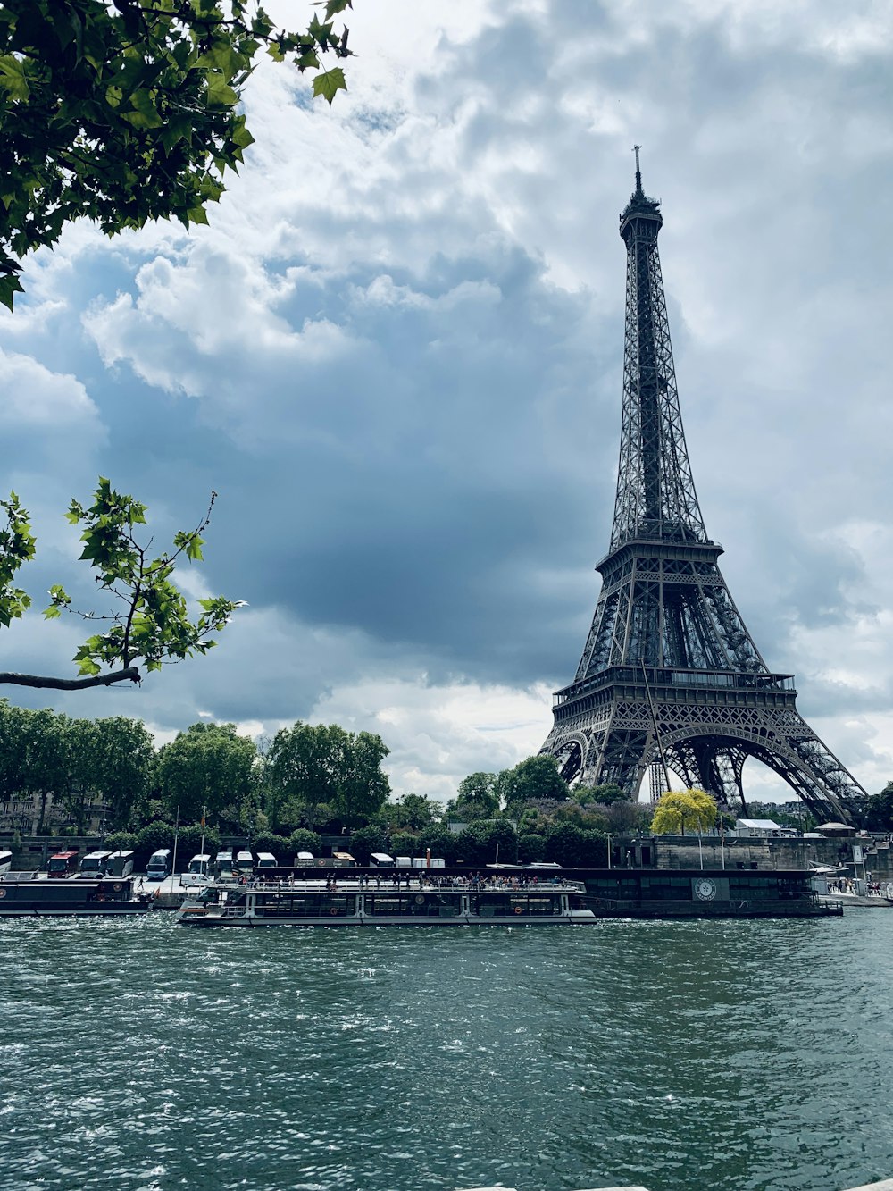 Torre Eiffel durante il giorno