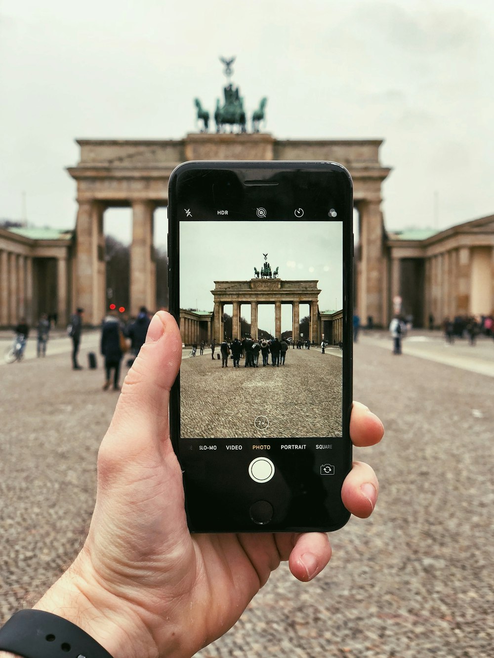 persona sosteniendo el espacio gris iPhone 6