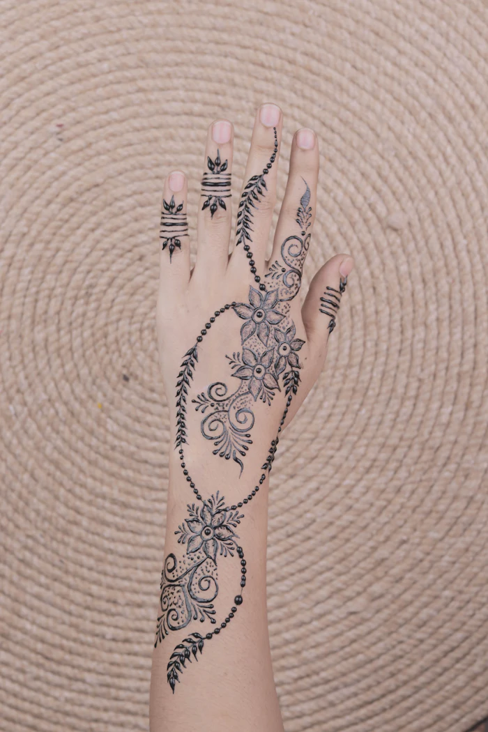 Motif floral de henne sur la main