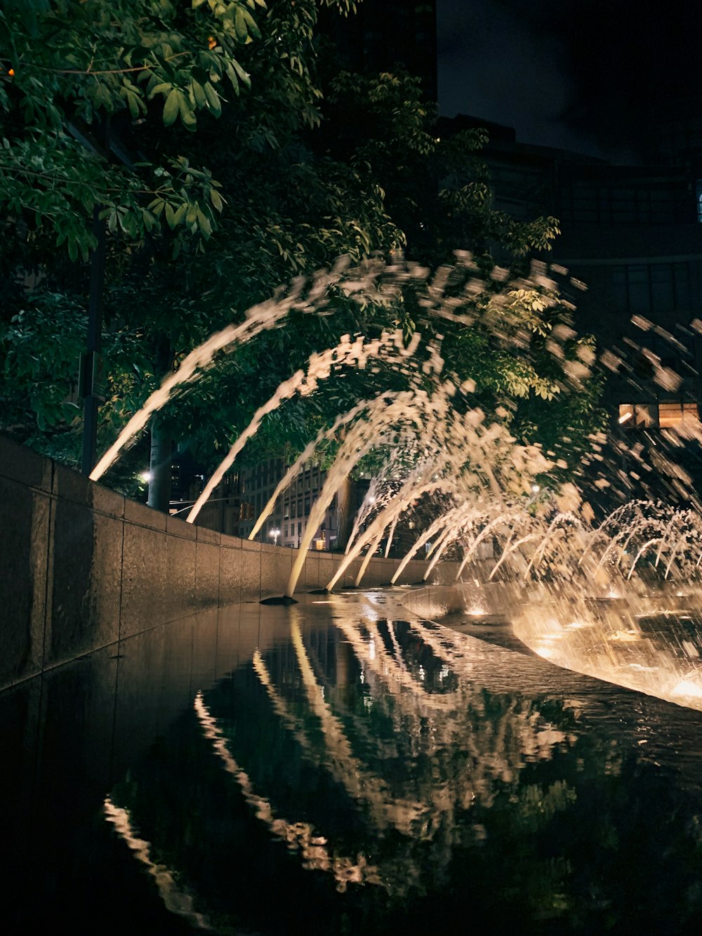 fonte de água à noite