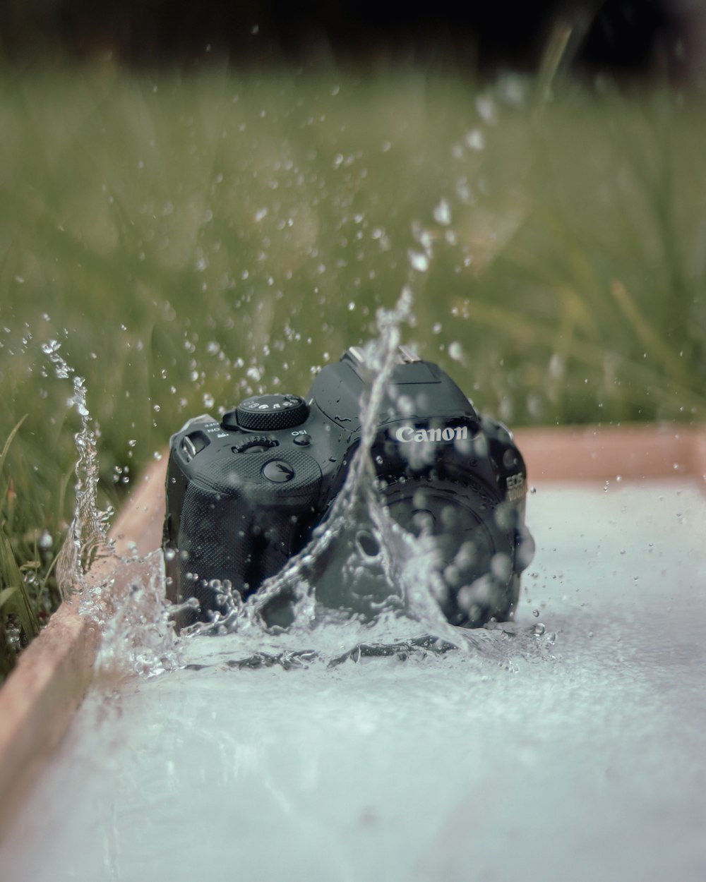 Foto canon sobre el agua' – Imagen Gris gratis en Unsplash