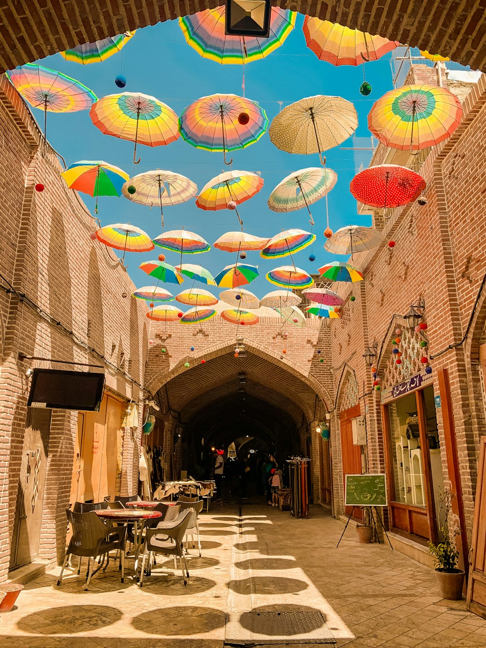 verschiedenfarbige Regenschirme hängen an der Gasse